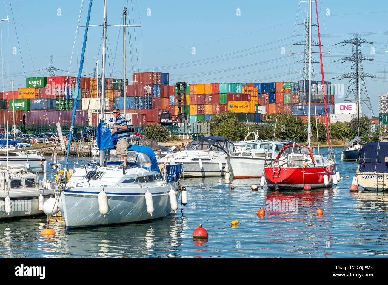 Port d'eling près de Southampton, Hampshire, Angleterre, Royaume-Uni, avec des conteneurs d'expédition en arrière-plan Banque D'Images