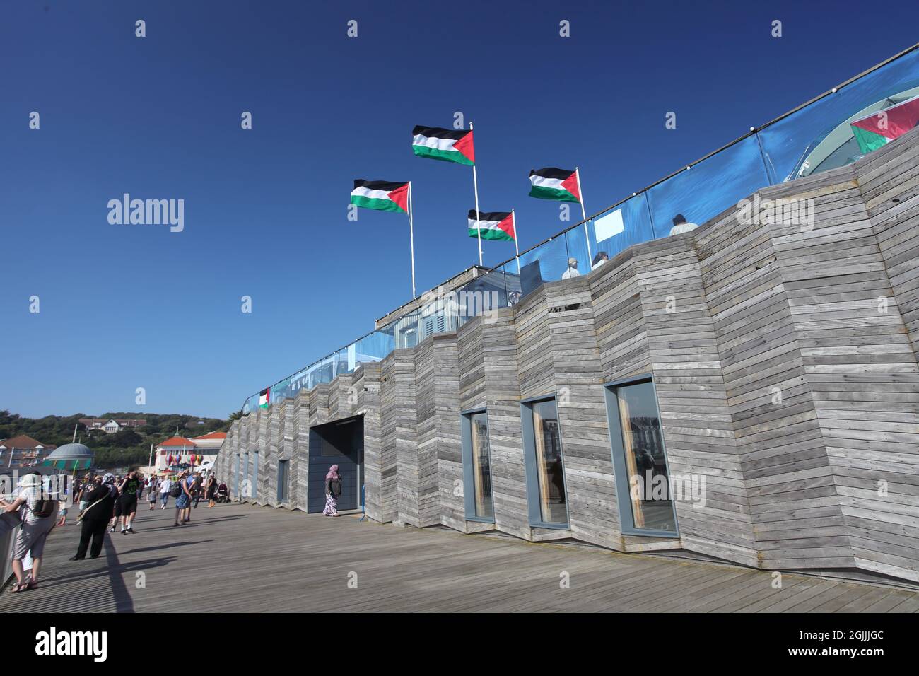 Drapeaux palestiniens volant sur la jetée de Hastings pendant 'Palestine sur la jetée': Une journée célébrant la culture palestinienne, Hastings, Sussex, Royaume-Uni Banque D'Images