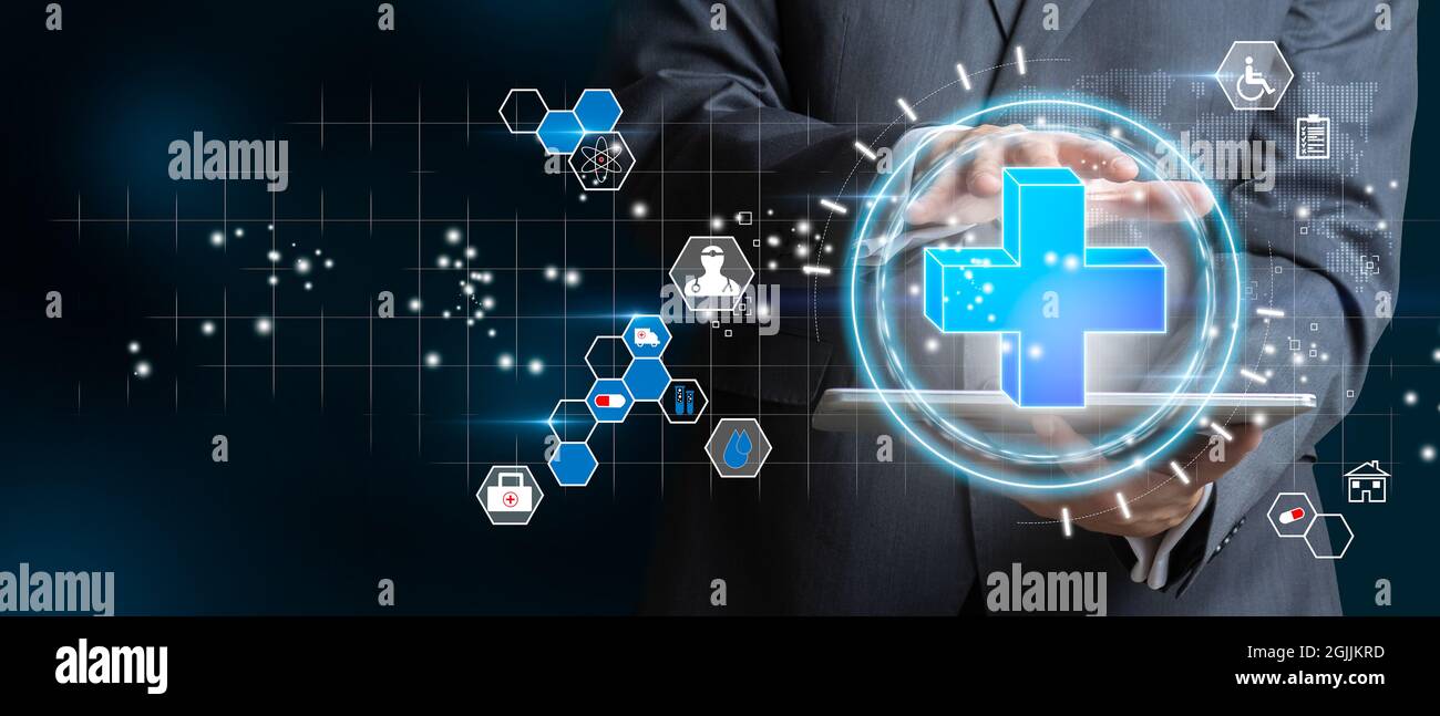 Homme d'affaires tenant l'icône du plus comme un concept de santé, d'assurance médicale et de statut personnel. Supports mixtes Banque D'Images