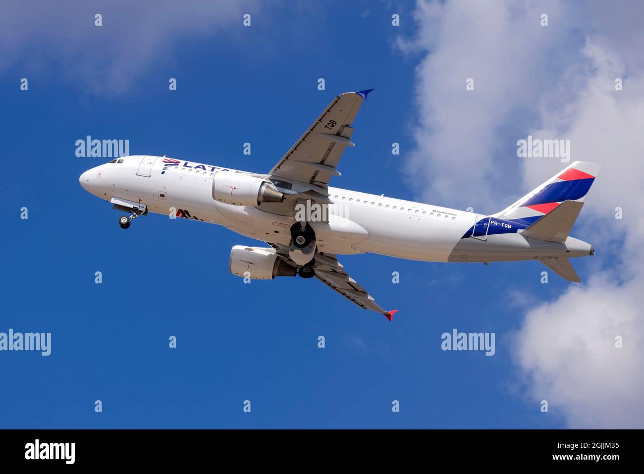 LATAM Airbus A320-214 (Reg.: PR-TQB) décollage sur son vol de livraison. Banque D'Images