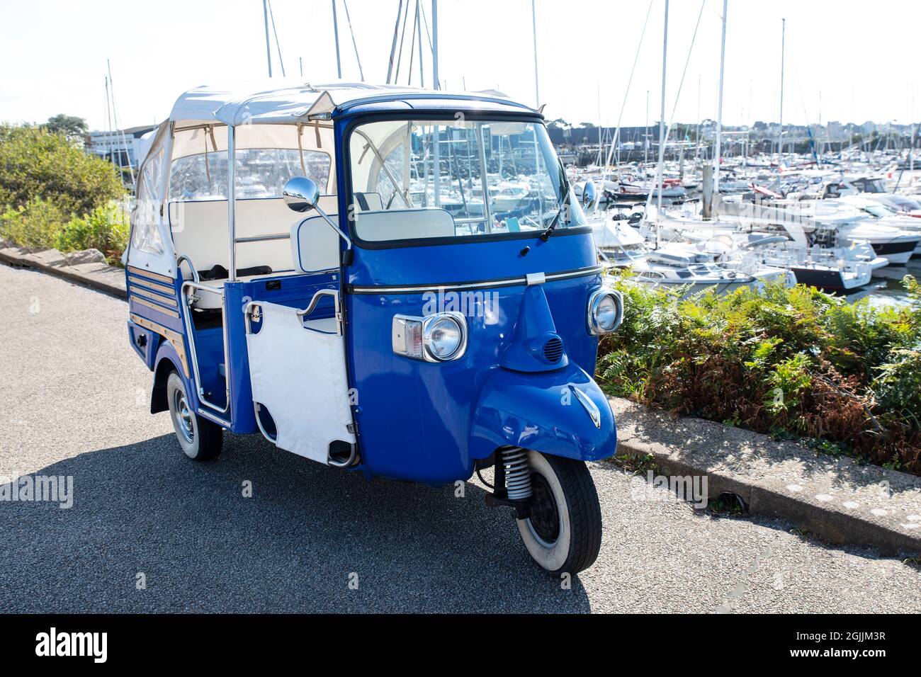 Gros plan d'un pousse-pousse sur une route à côté d'un port en Bretagne, en France Banque D'Images