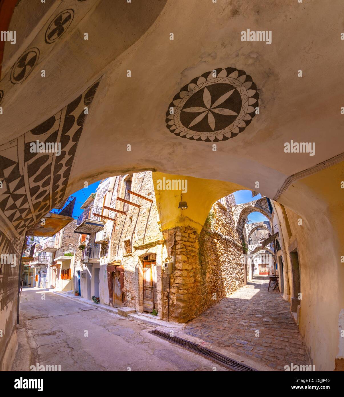 Maisons traditionnelles et églises décorées avec les célèbres motifs géométriques de rayures dans le village médiéval de mastic de Pyrgi, île de Chios, Grèce. Banque D'Images