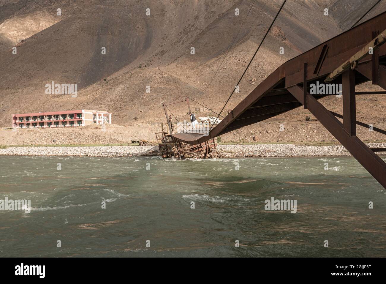 Pont traversant la rivière Panjshir, Afghanistan Banque D'Images