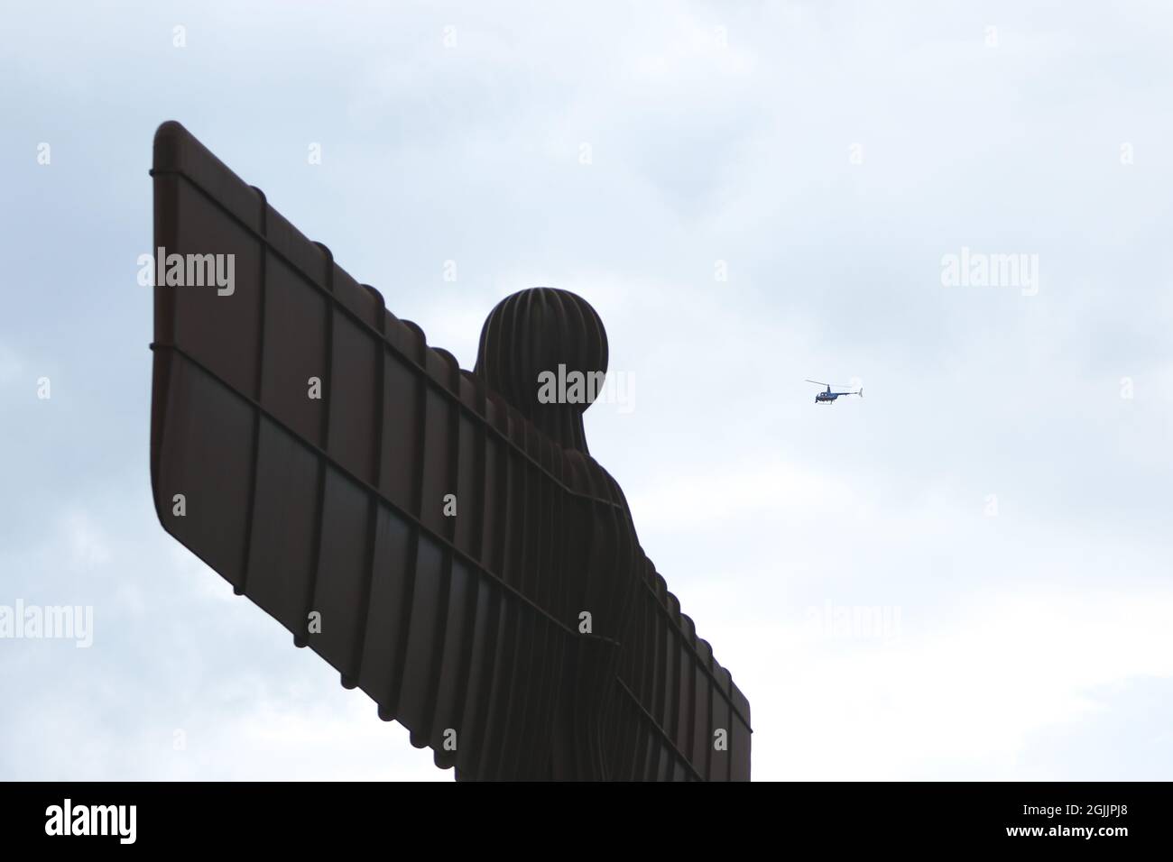 GATESHEAD, ROYAUME-UNI. 10 SEPT l'hélicoptère ITV est vu voler à côté de l'Ange du Nord pendant la phase 6 de l'AJ Bell Tour of Britain à Gateshead le vendredi 10 septembre 2021. (Crédit : will Matthews | MI News) crédit : MI News & Sport /Alay Live News Banque D'Images