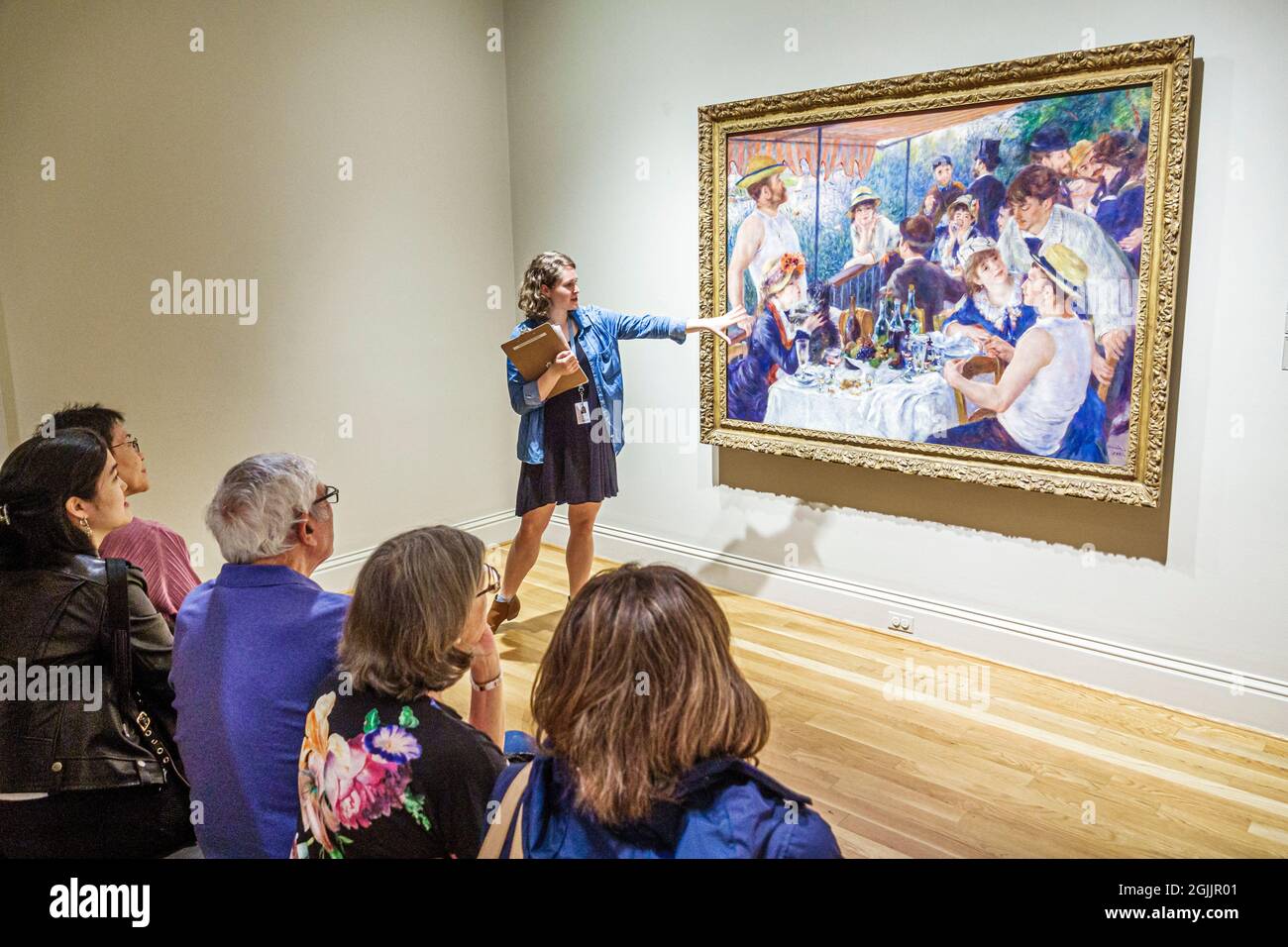 Washington DC, Phillips Collection, exposition de musée d'art, Renoir déjeuner du Boating Party guide de peinture femme pointant la galerie à l'intérieur de groupe écoute Banque D'Images