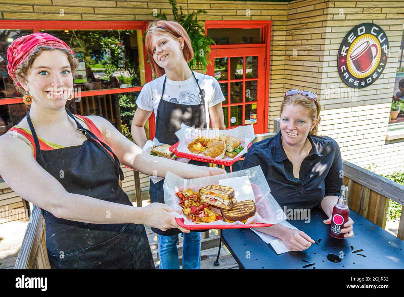 Indiana Chesterton, Red Cup Cafe & Deli, restaurant repas sandwich repas déjeuner, femme femme serveuse serveuse employé en plein air Banque D'Images