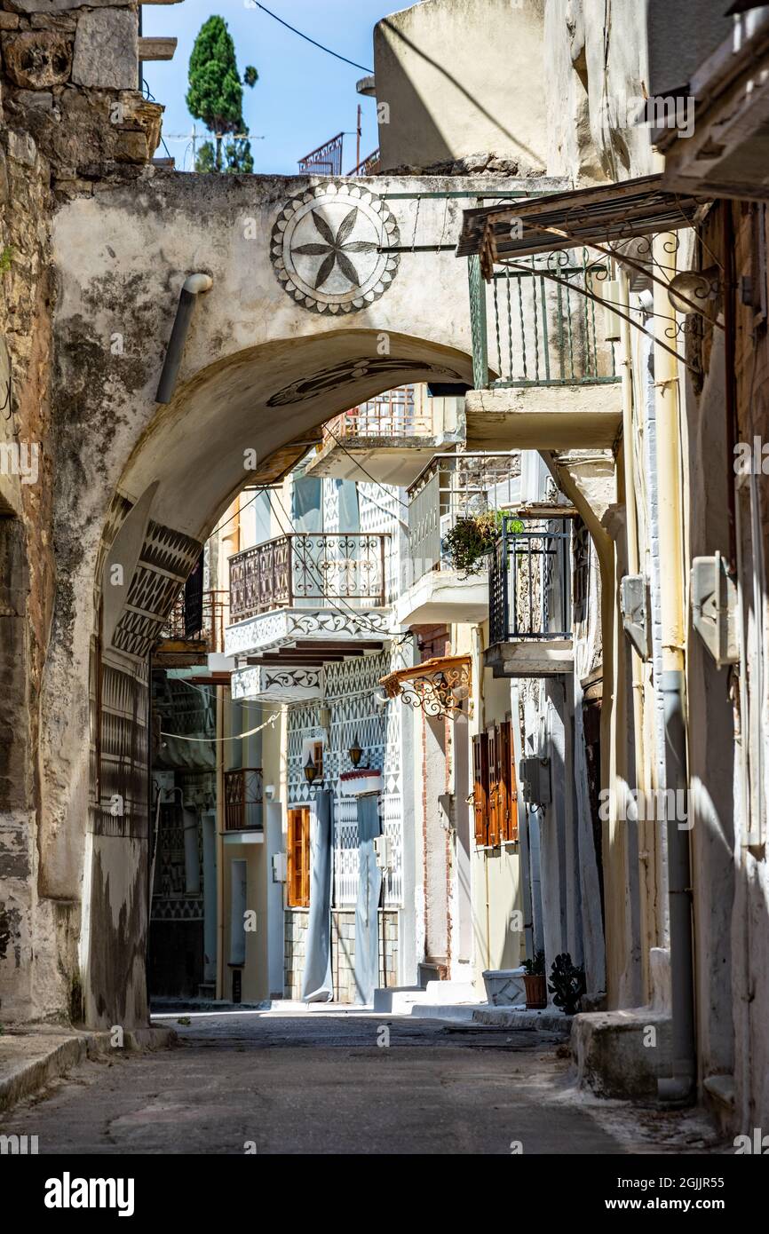 Maisons traditionnelles et églises décorées avec les célèbres motifs géométriques de rayures dans le village médiéval de mastic de Pyrgi sur l'île de Chios, G Banque D'Images