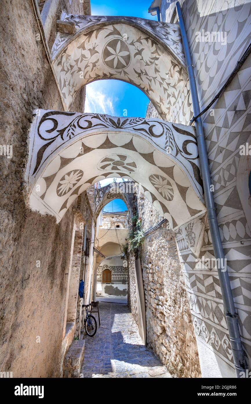 Maisons traditionnelles et églises décorées avec les célèbres motifs géométriques de rayures dans le village médiéval de mastic de Pyrgi sur l'île de Chios, G Banque D'Images