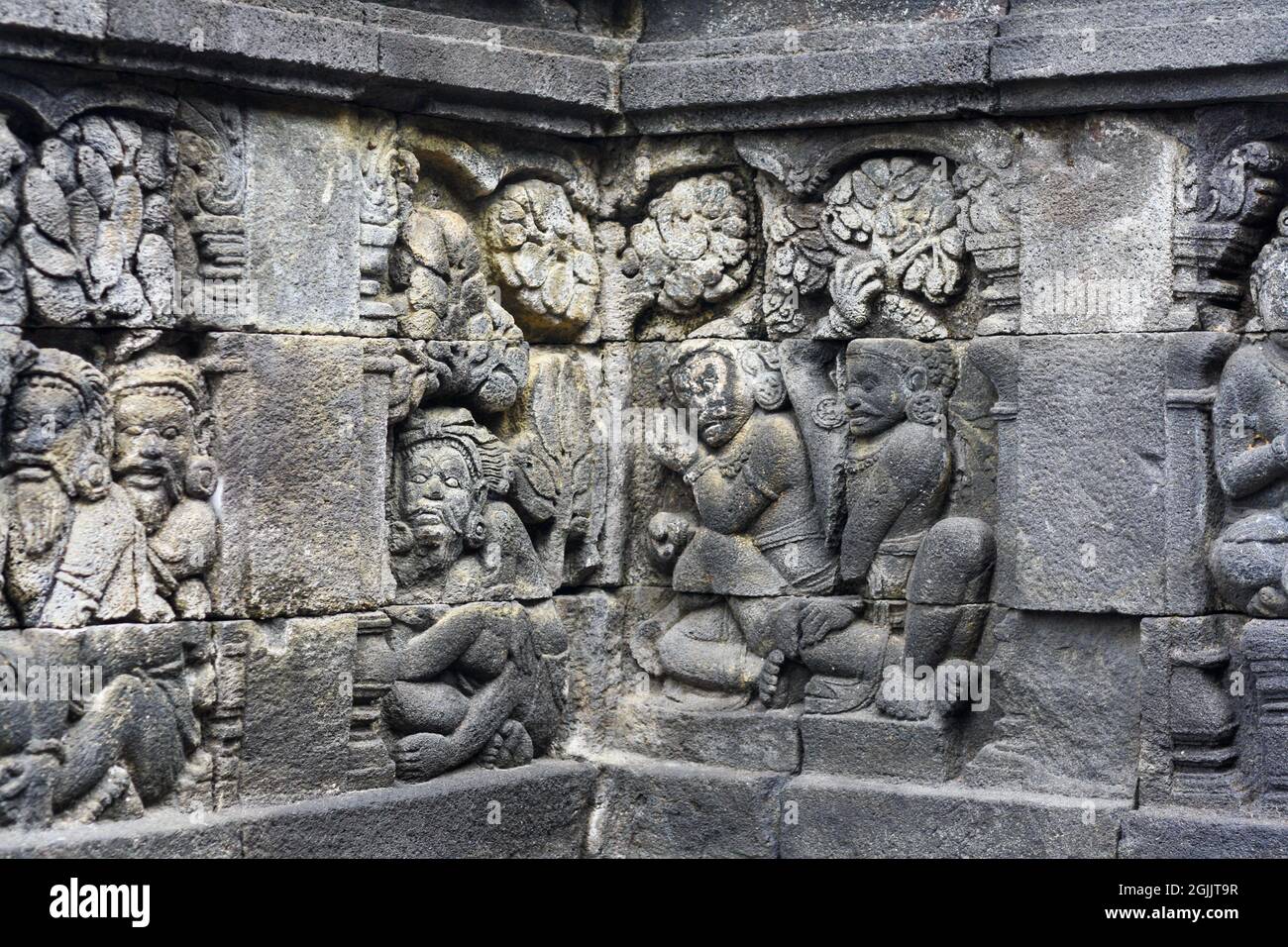 Intérieur de l'ancien temple Borobudur terrasses inférieures avec détail de pierre bas relief sur le mur. Personne. Destination touristique populaire. Banque D'Images