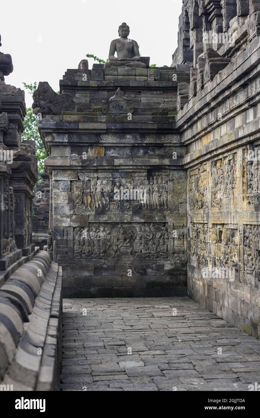 Intérieur de l'ancien temple Borobudur terrasses inférieures. Couloir étroit vide avec bas-reliefs sur le mur. Personne. Destination touristique populaire. Banque D'Images