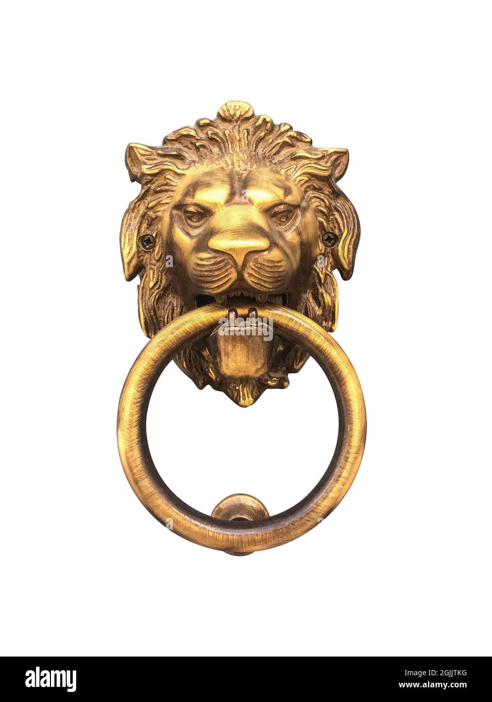 Tête de lion d'or isolée, porte de knocker avec l'anneau sur sa bouche à l'entrée d'une maison, Malte. Poignée de porte traditionnelle italienne sur fond blanc. Banque D'Images