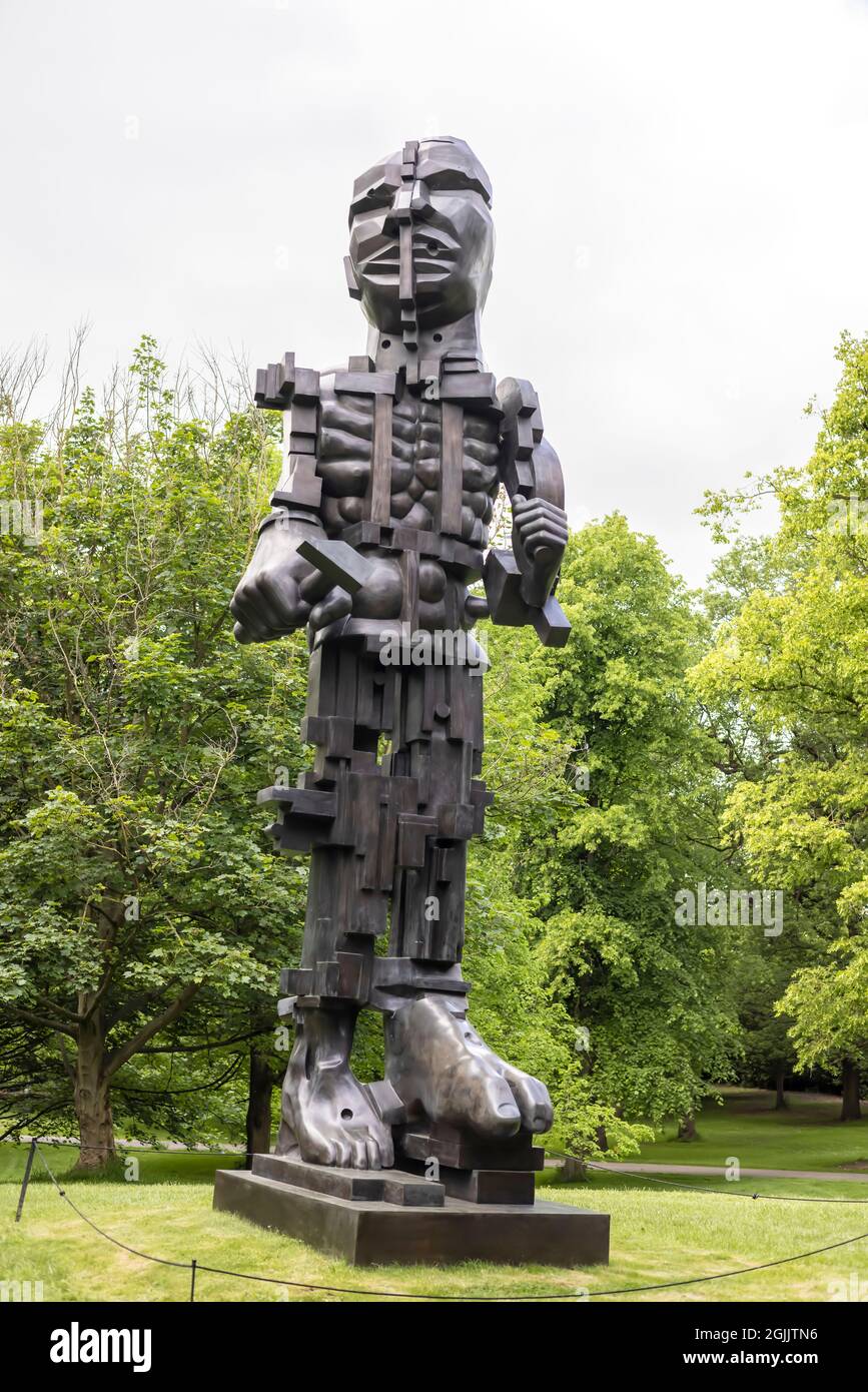 Gigantesque sculpture Vulcan d'Eduardo Paolozzi de demi-homme et demi-machine, un monument à l'ère moderne et industrielle, tel qu'exposé dans YSP, Wakefield. Banque D'Images