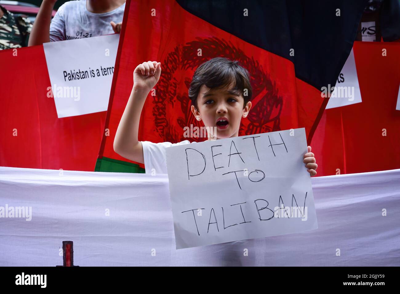 New Delhi, Inde. 10 septembre 2021. Un enfant tient un écriteau exprimant son opinion pendant la démonstration. Les réfugiés afghans, en appui à la Force de résistance dirigée par Ahmad Massoud, protestant contre l'offensive du Pakistan à Panjshir, des Afghans qui vivent à New Delhi en Inde, ont organisé une manifestation contre les Taliban et le Pakistan devant le poste de police de Chanakyapuri. Crédit : SOPA Images Limited/Alamy Live News Banque D'Images