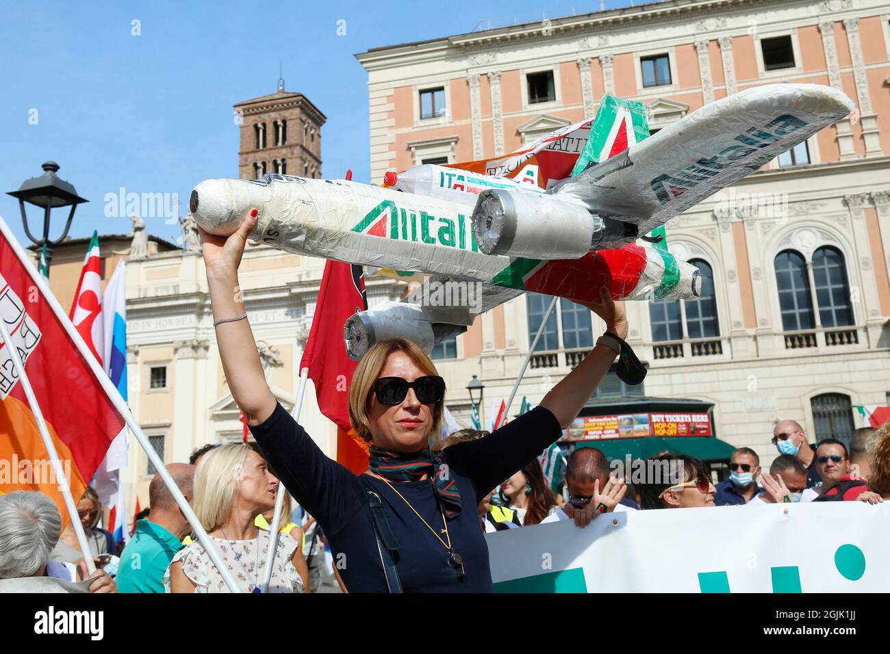 Rome, Italie. 10 septembre 2021. Manifestation des travailleurs d'Alitalia avec les syndicats à Piazza San Silvestro.Rome (Italie), 10 septembre 2021 photo Samantha Zucchi Insidefoto crédit: Insidefoto srl/Alay Live News Banque D'Images