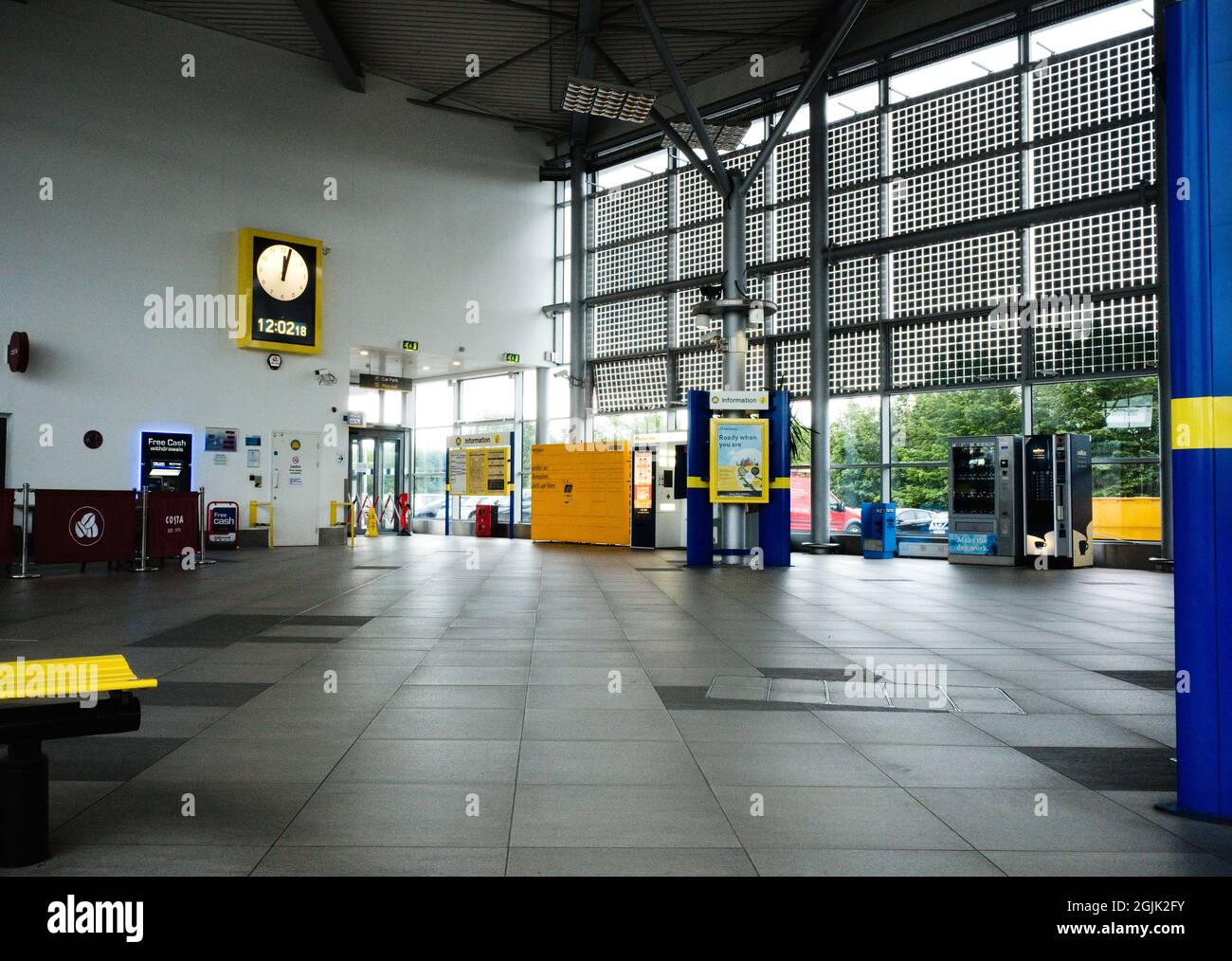 Liverpool Parkway interchange le hall où les trains et les bus se rejoignent. Banque D'Images