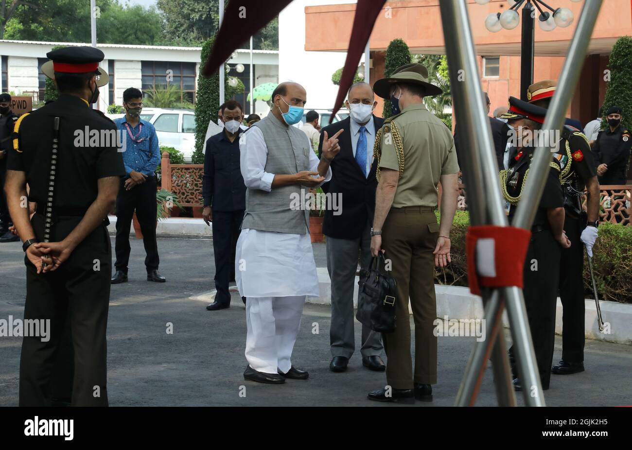 New Delhi, Inde. 10 septembre 2021. Le ministre indien de la Défense, Rajnath Singh (à gauche), portant un masque facial, parle avec un officier de l'armée australienne avant une réception cérémonielle pour le ministre australien de la Défense, Peter Dutton, à New Delhi. Le ministre australien de la Défense, Peter Dutton, Qui est venu en Inde pour une tournée officielle de deux jours pour participer au premier dialogue ministériel de deux plus deux entre les deux pays pendant la période Covid-19. Crédit : SOPA Images Limited/Alamy Live News Banque D'Images