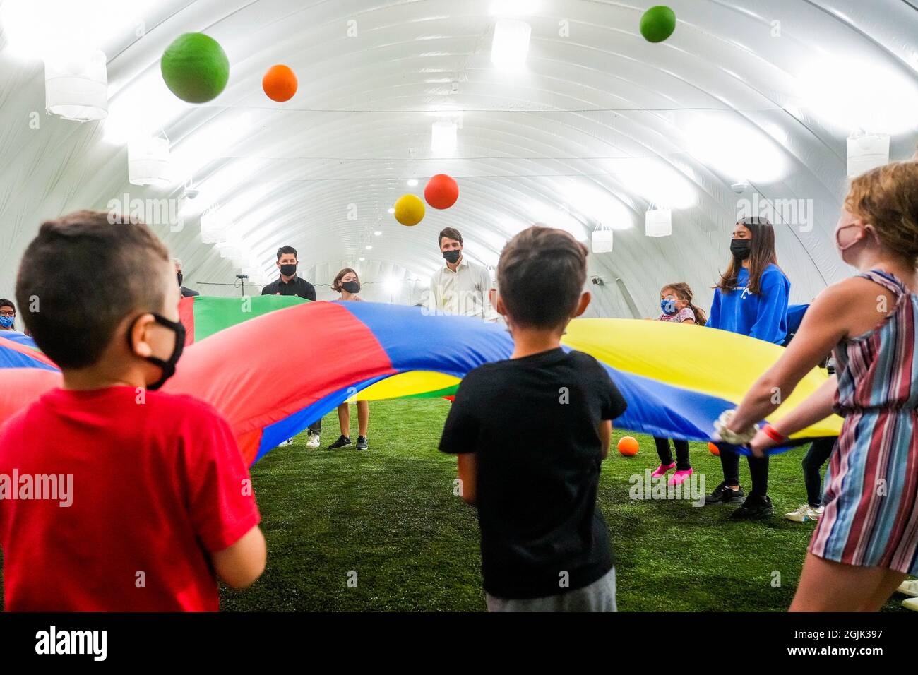 Le premier ministre canadien Justin Trudeau joue un jeu avec des enfants lors de sa visite à Soccer World, lors de sa tournée électorale à Hamilton, Ontario, Canada, le 10 septembre 2021. REUTERS/Carlos Osorio Banque D'Images