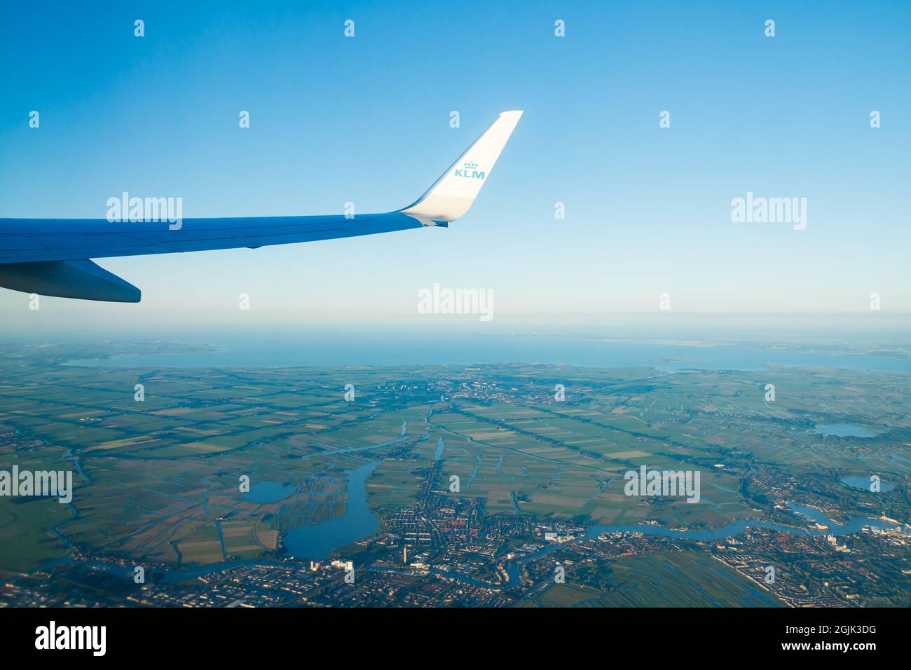 Amsterdam, pays-Bas - 17 juillet 2021 : KLM Plain Wing over Holland. Vol d'Amsterdam à Helsinki. Banque D'Images