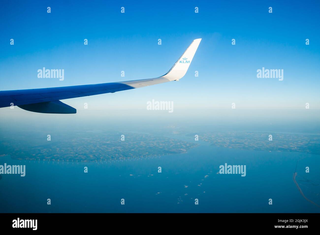 Amsterdam, pays-Bas - 17 juillet 2021 : KLM Plain Wing over Holland. Vol d'Amsterdam à Helsinki. Banque D'Images