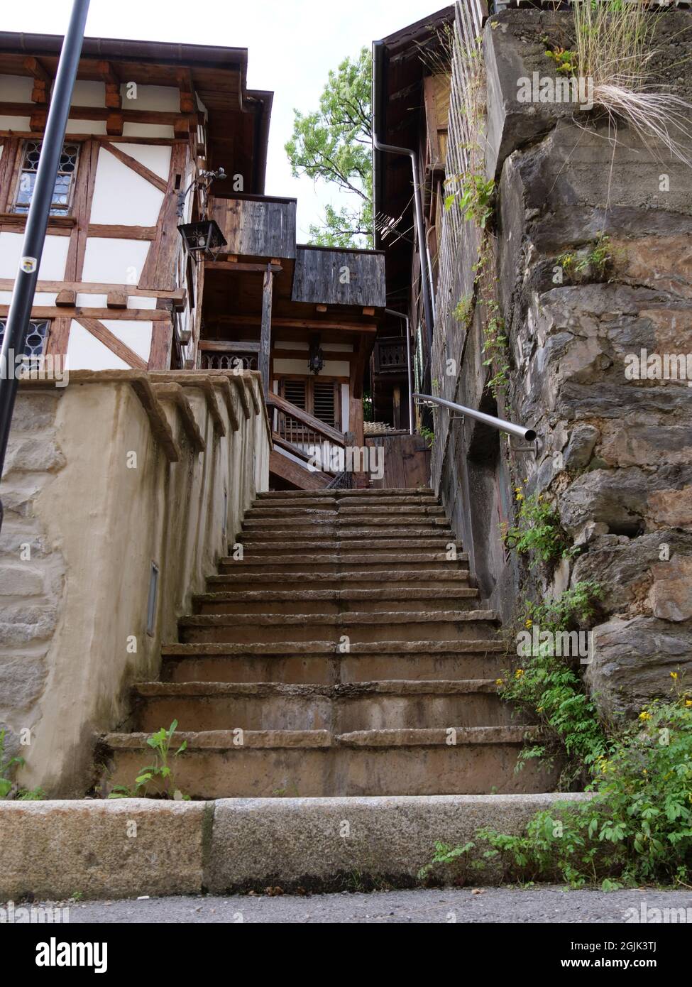 Escalier dans la partie historique de Schruns montant. Banque D'Images
