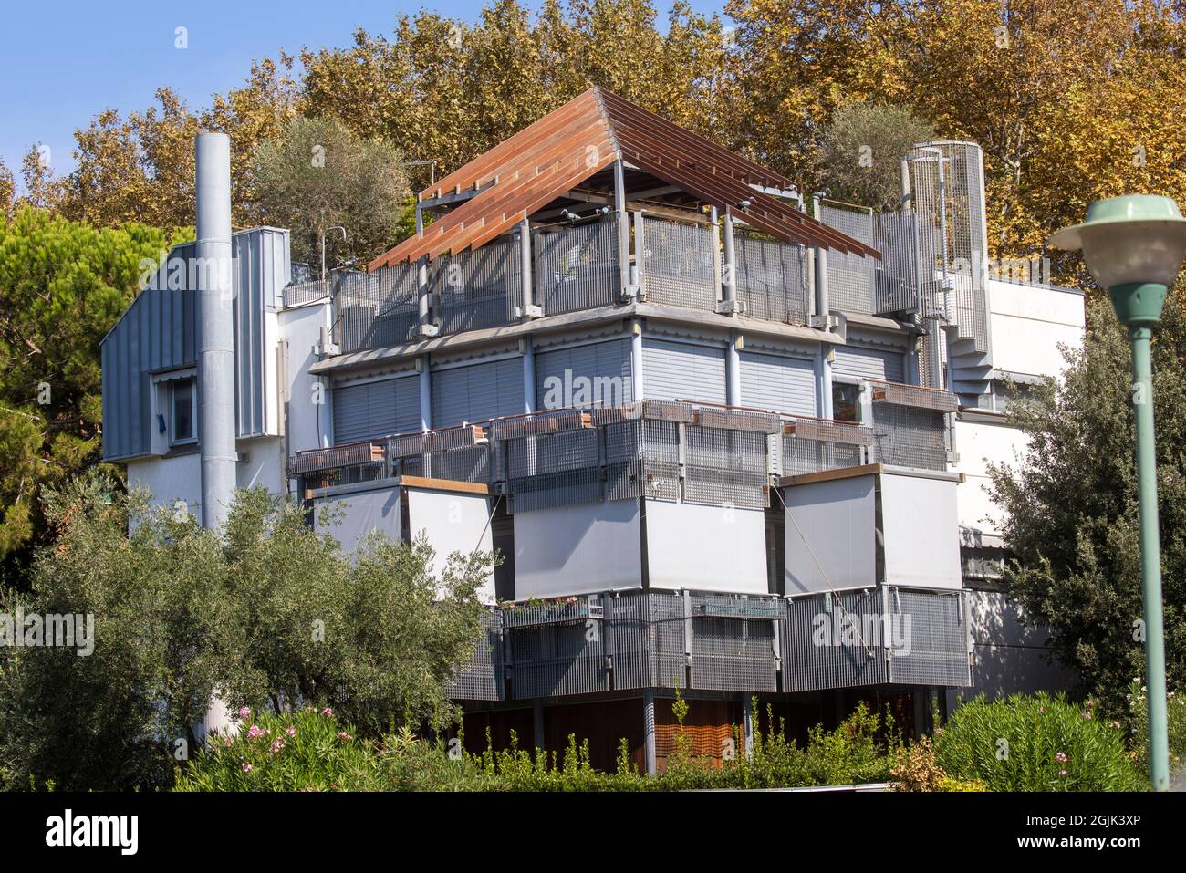 Une maison à Lido, Venise avec un style post-moderne et de haute technologie utilisant de l'acier et des tuyaux à l'extérieur comme le Centre Pompidou à Paris. Banque D'Images