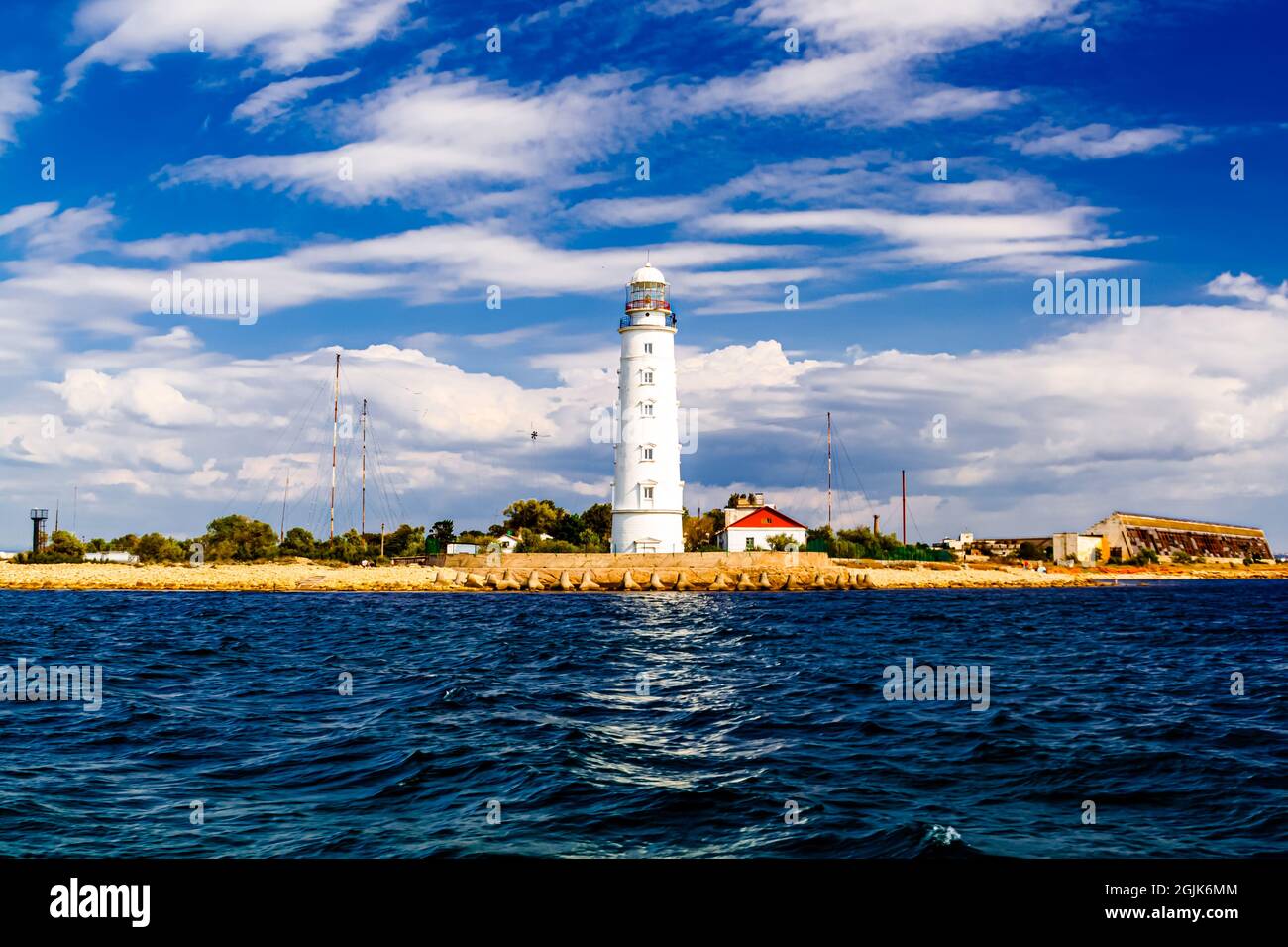 Phare de Cape Chersonese. Sébastopol, Crimée, Russie. Ciel nuageux et ensoleillé. Banque D'Images