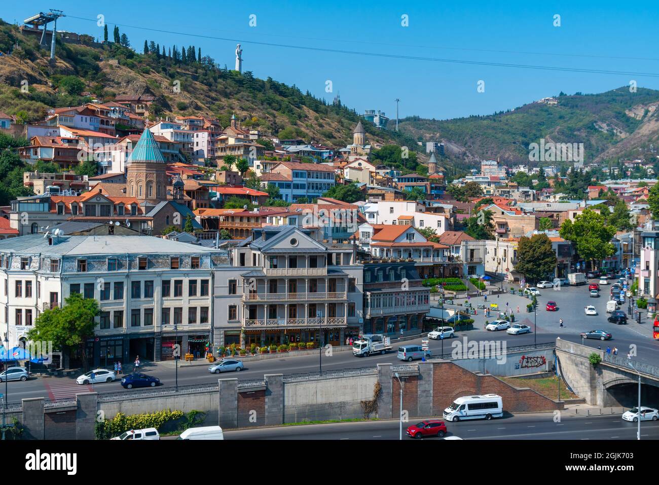Tbilissi, Géorgie - 25 août 2021 : vue magnifique sur la vieille ville de Tbilissi, Abanotubani. Déplacement Banque D'Images