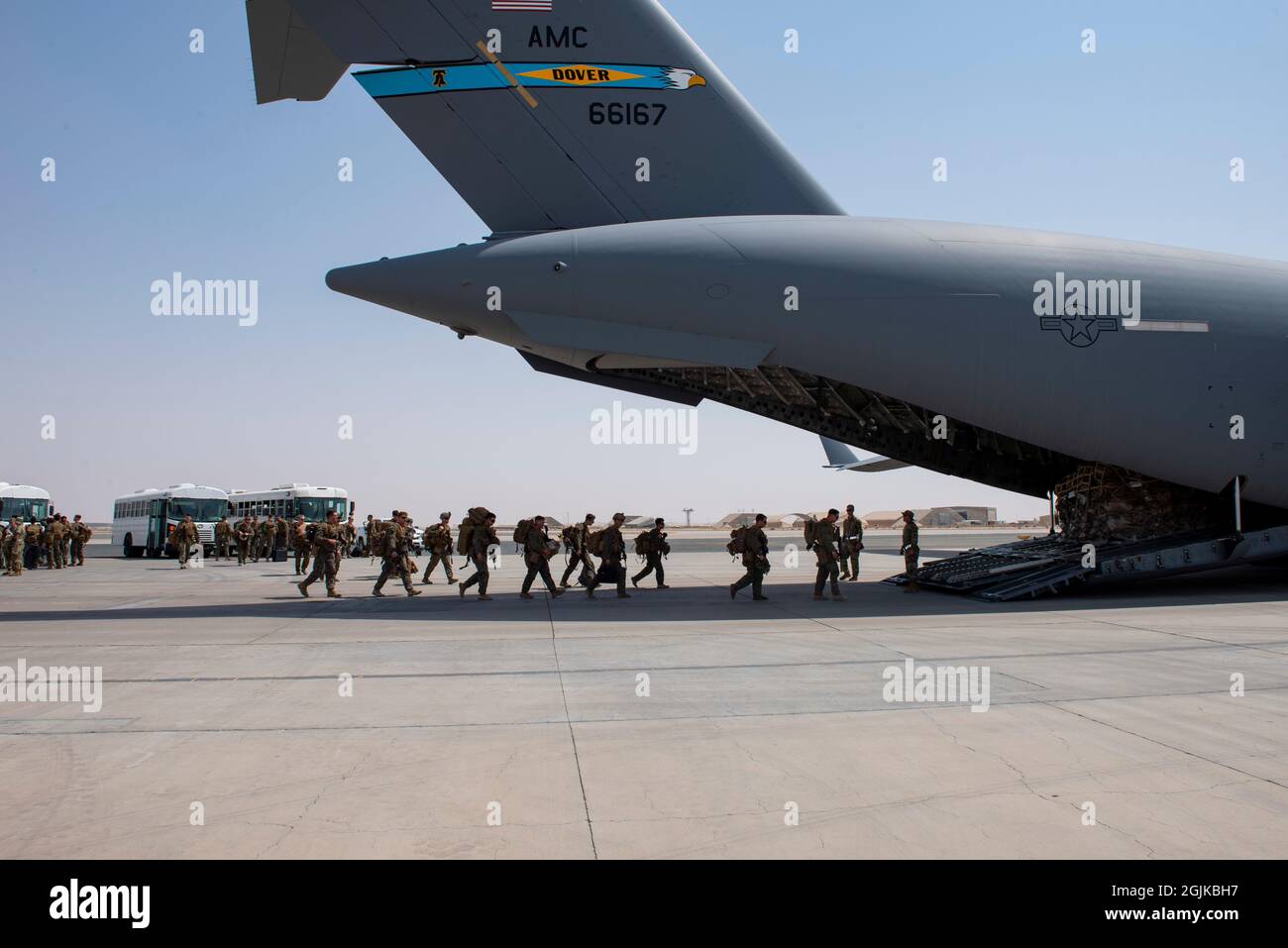 Marines de la 24e unité expéditionnaire maritime a C-17 Globemaster III à la base aérienne Ali Al Salem, Koweït, 13 août 2021. Banque D'Images