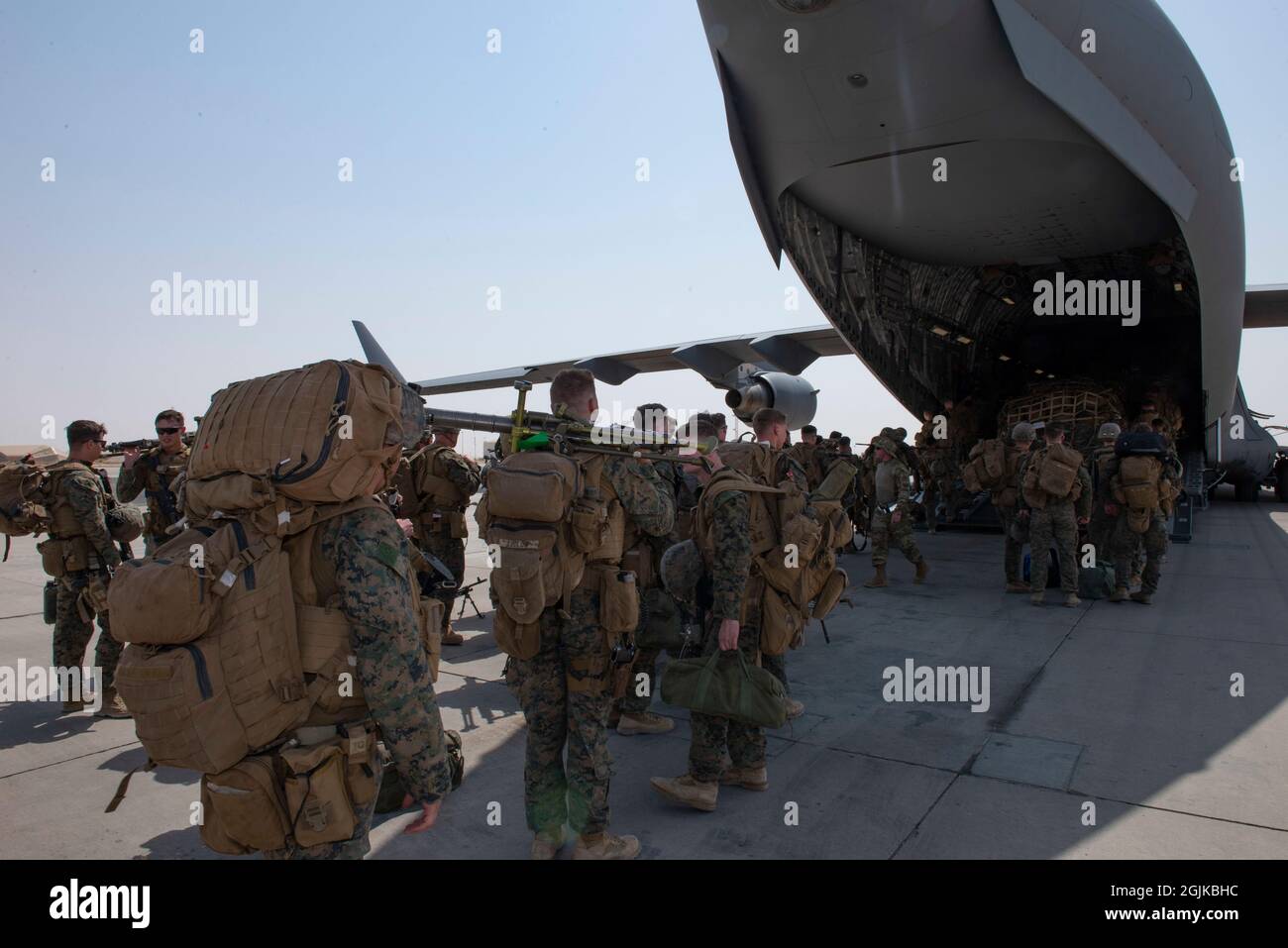 Marines de la 24e unité expéditionnaire maritime a C-17 Globemaster III à la base aérienne Ali Al Salem, Koweït, 13 août 2021. Banque D'Images
