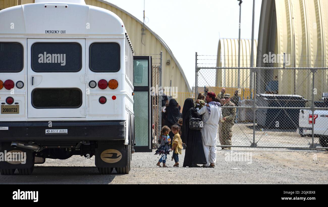 Les évacués afghans arrivent au terminal des passagers où ils reçoivent de la nourriture, de l'eau et d'autres éléments essentiels à la base aérienne d'Ali Al Salem, au Koweït, le 25 août 2021. Le ministère de la Défense s'est engagé à appuyer l'évacuation des citoyens américains, des demandeurs de visa d'immigrant spécial et d'autres personnes à risque en provenance d'Afghanistan. (É.-U. Photo de la Force aérienne par le sergent d'état-major. Ryan Brooks) Banque D'Images