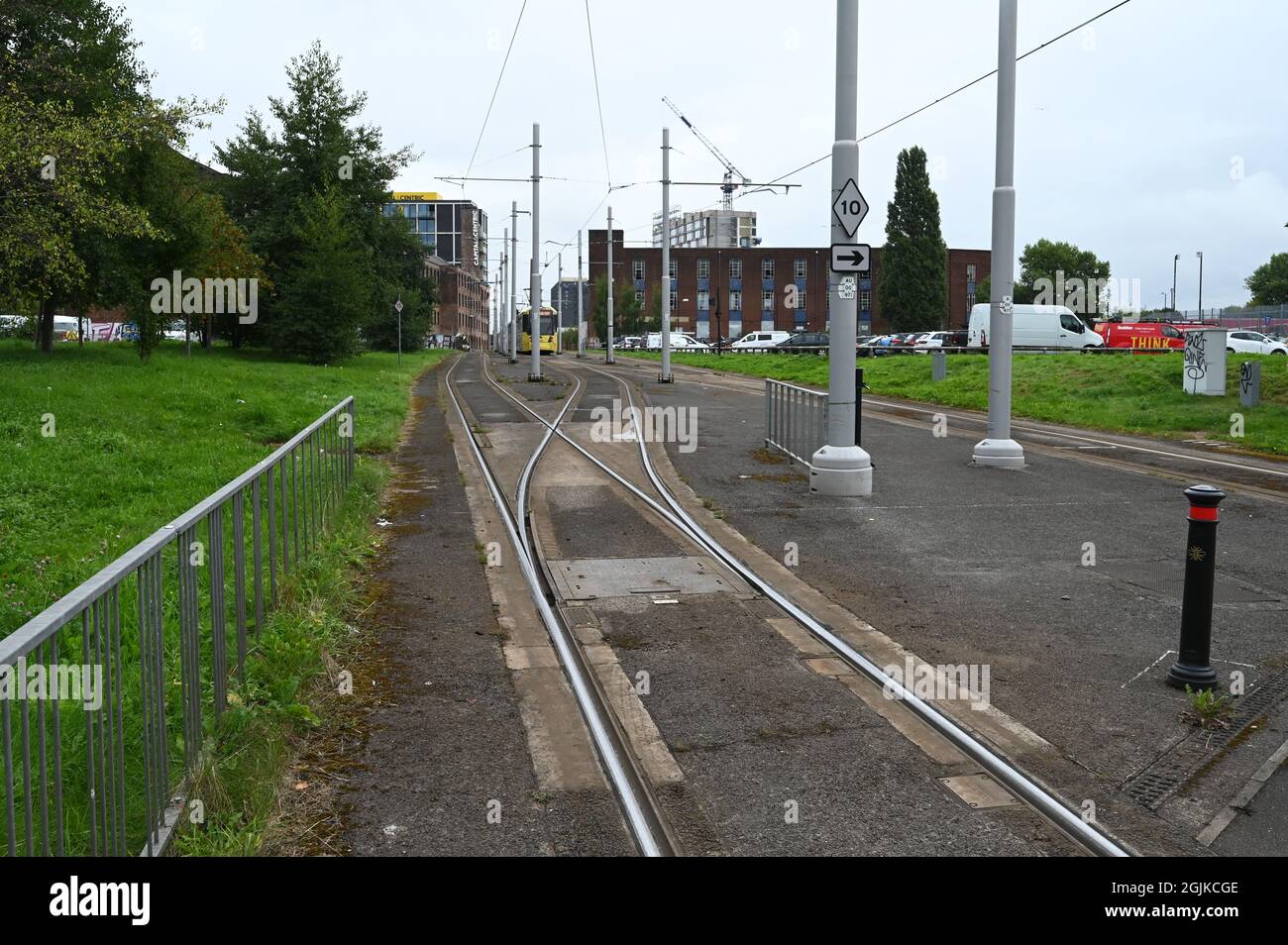 Un tramway métropolitain arrivant à la station Manchester Piccadilly. Banque D'Images