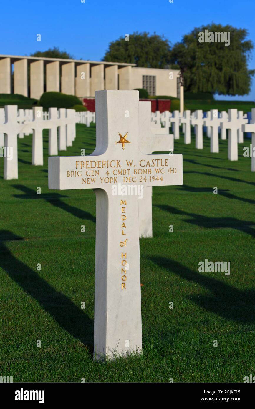 Tombe du Brigadier-général Frederick W. Castle (1908-1944), récipiendaire de la Médaille d'honneur, au cimetière américain Henri-Chapelle et Mémorial en Belgique Banque D'Images