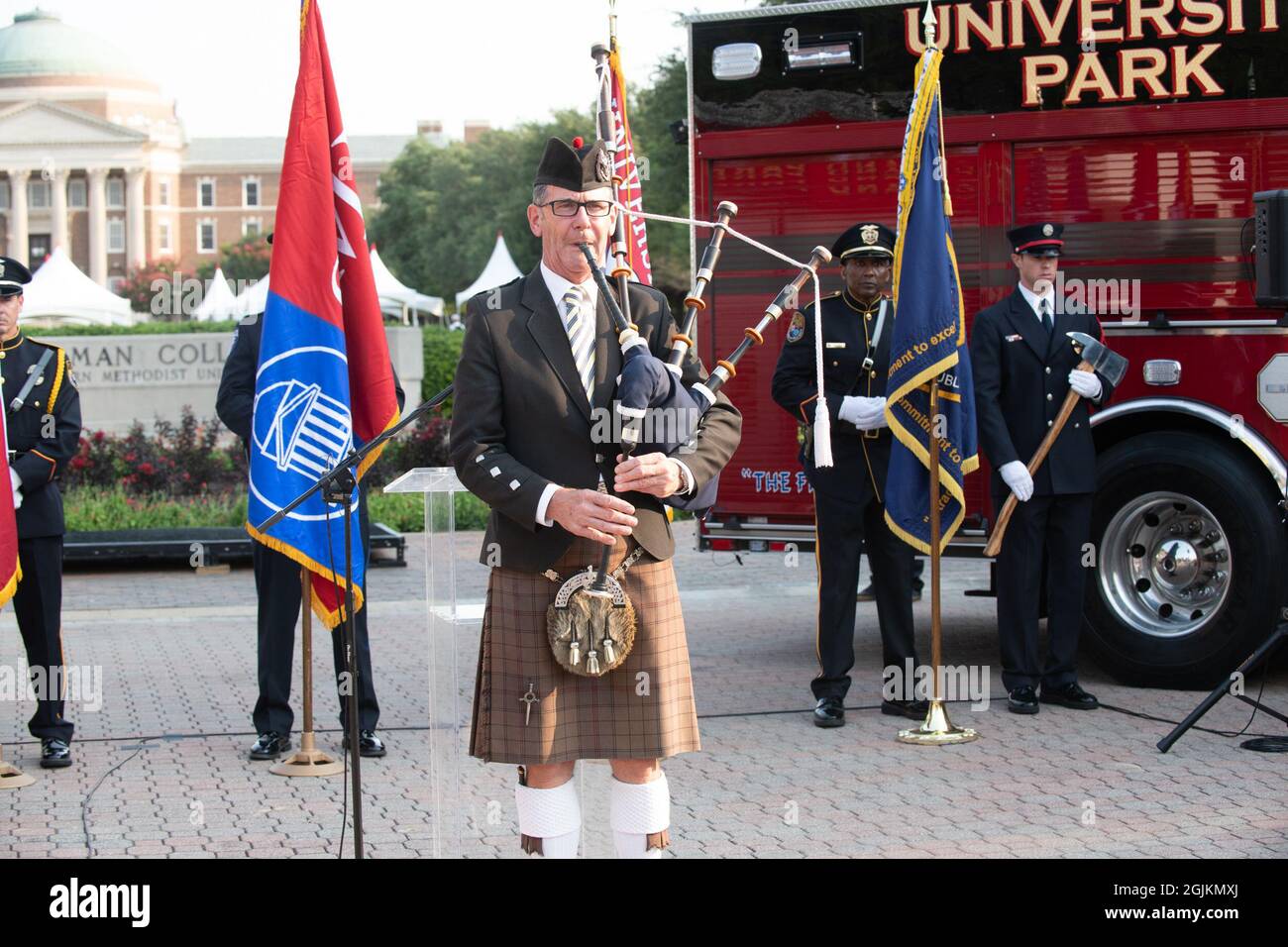 University Park, Texas, États-Unis. 10 septembre 2021. Les services de police de SMU, University Park et Highland Park (exurbans dans la ville de Dallas) ont honoré les victimes des attaques de 9-11 sur le campus de SMU vendredi matin. (Credit image: © AVI Adelman/ZUMA Press Wire) Credit: ZUMA Press, Inc./Alamy Live News Banque D'Images