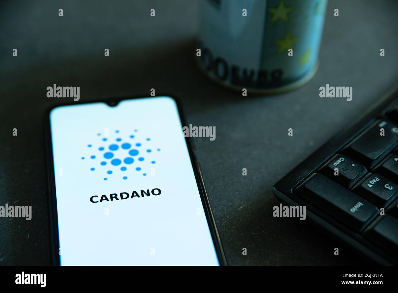 Espagne. 10 septembre 2021. Le logo de la crypto-monnaie de Cardano est visible sur l'écran d'un smartphone sur un bureau avec un clavier et le symbole de l'Euro dans le backgound à Barcelone, Espagne, le 10 septembre 2021 (photo par Davide Bonaldo/Sipa USA) crédit: SIPA USA/Alay Live News Banque D'Images