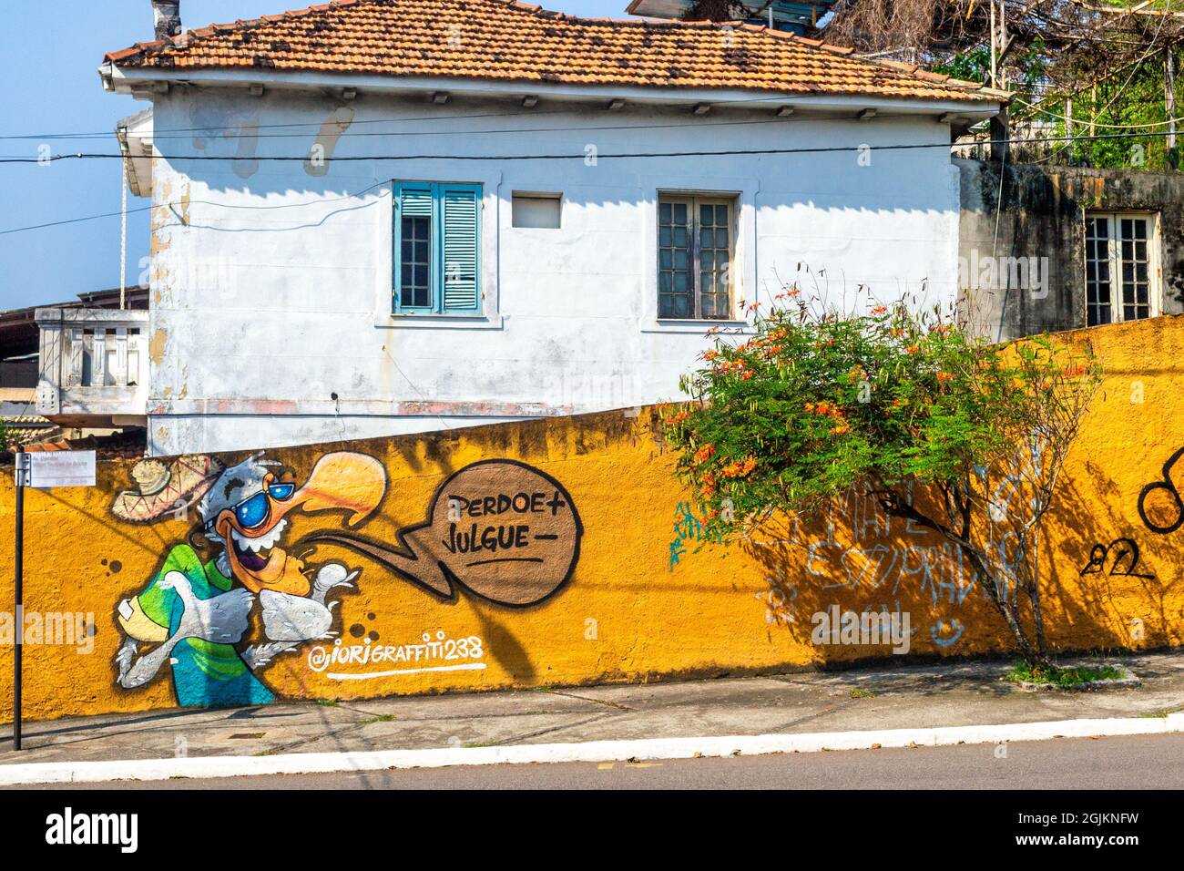 Un graffiti de rue lisant 'pardonner +, juge -. L'art de la rue a été vu à Niteroi, Rio de Janeiro, Brésil Banque D'Images