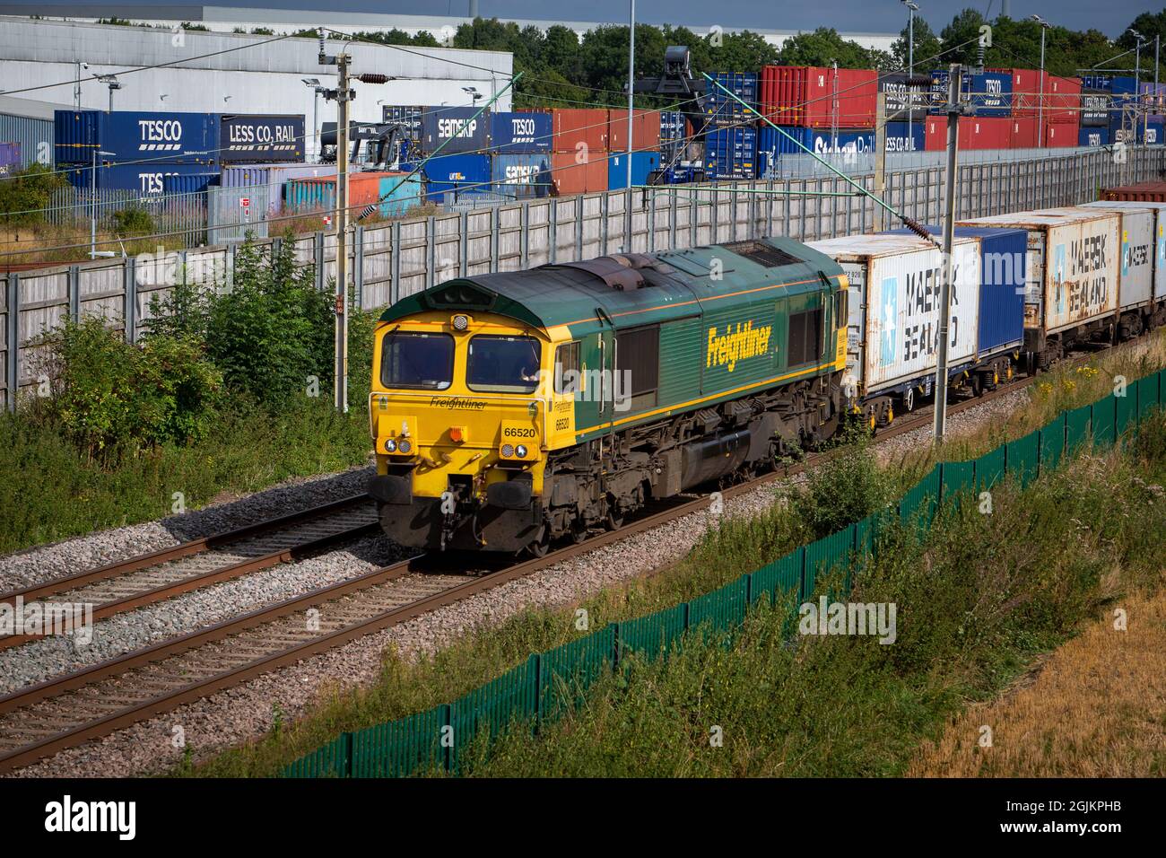 Freightliner classe 66 - 66520 passant par DIRFT au nord Banque D'Images