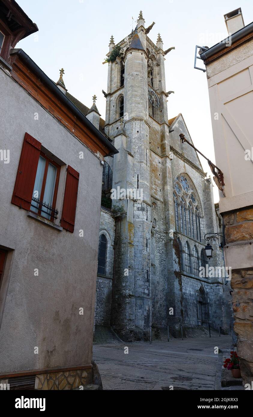 Église notre-Dame de Moret-sur-Loing. Moret-sur-Loing est une commune française, située dans le département de Seine-et-Marne et la région Ile-de-France . Banque D'Images