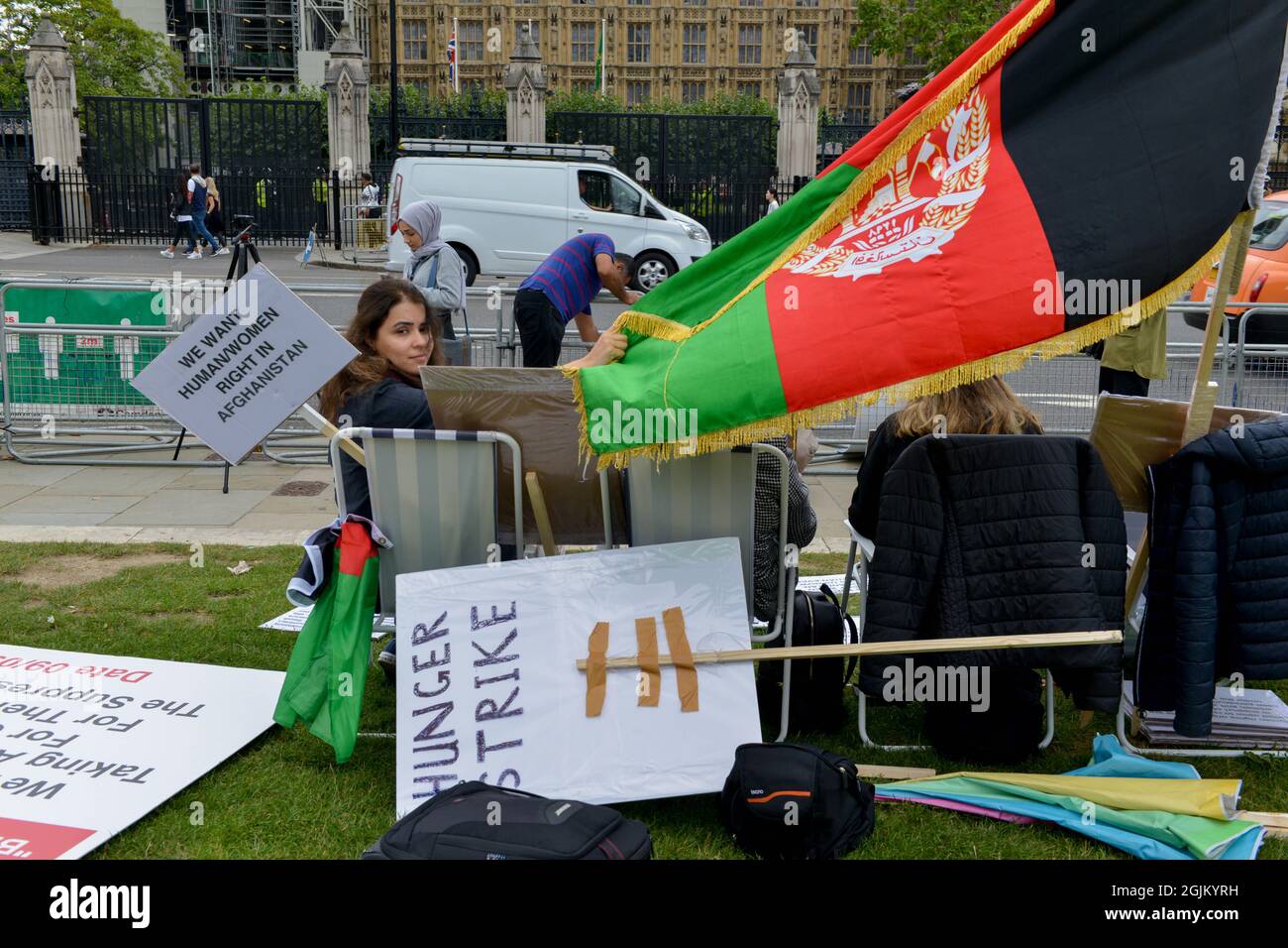 Londres, Royaume-Uni. 10 septembre 2021. Trois femmes afghanes britanniques sont vues lors de leur deuxième jour de grève de la faim.elles ont décidé de prendre du temps de leur travail et de leurs enfants afin de protester sur la place du Parlement contre « l'absence de gouvernement britannique et l'action de l'ONU contre la violation des droits de l'homme par les talibans en Afghanistan ». Crédit : SOPA Images Limited/Alamy Live News Banque D'Images