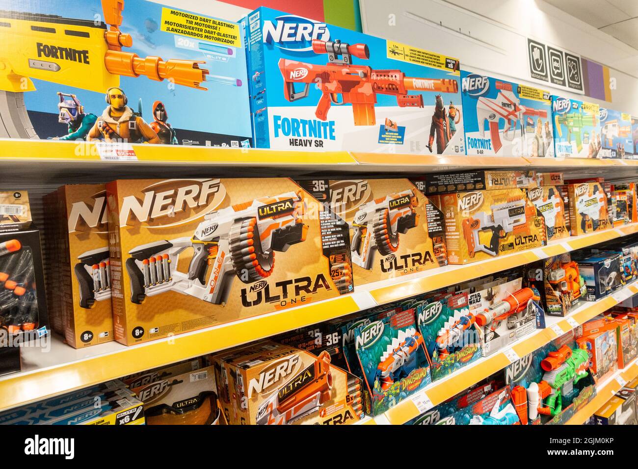Fortnite NERF Blaster pistolets pour enfants dans magasin de jouets Photo  Stock - Alamy