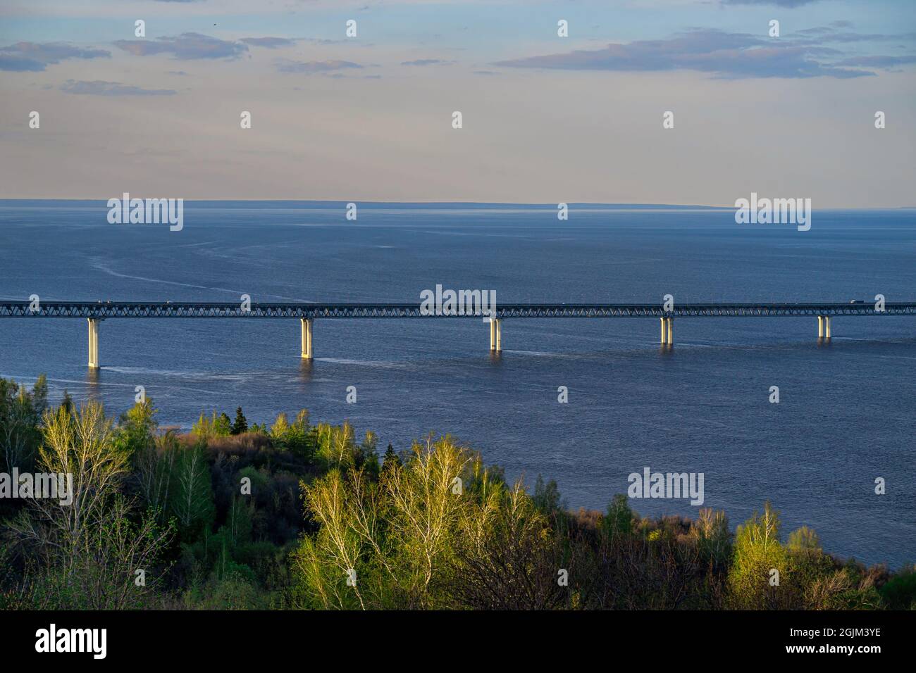 Le pont présidentiel à Ulyanovsk. Pont sur la Volga . Soirée coucher de soleil. Banque D'Images