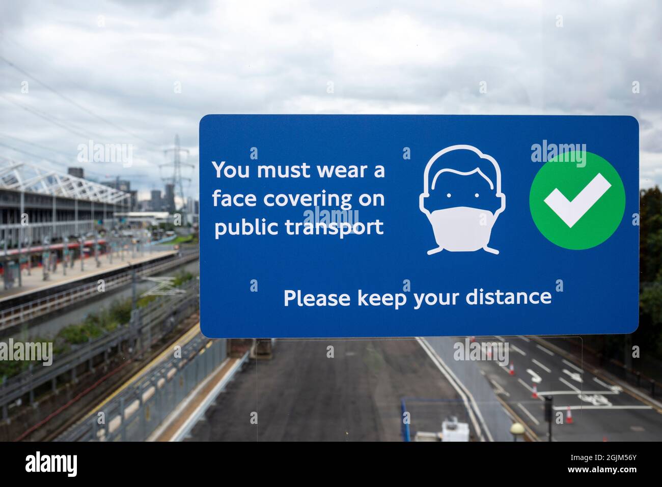 COVID 19, panneau couvrant la face à la gare de Prince Regent DLR. Vous devez porter un revêtement de visage sur les transports en commun. Veuillez garder votre distance. Masque facial Banque D'Images