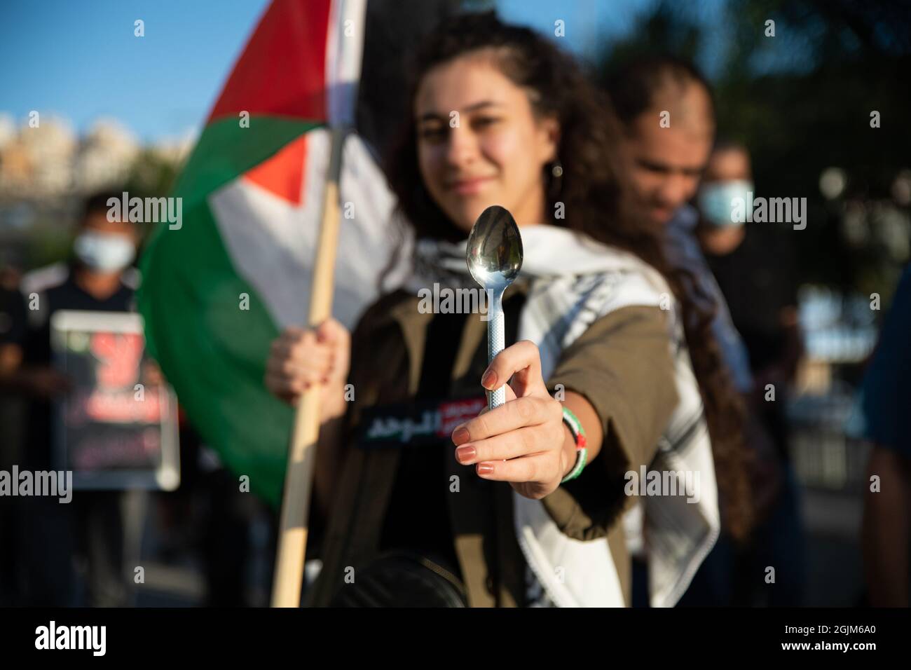 Palestine. 10 septembre 2021. Des manifestants israéliens arabes ont agité des drapeaux et des cuillères de Palestine, qui ont été utilisés cette semaine pour échapper aux six prisonniers palestiniens de la prison de Gilboa. La manifestation d'Umm al-Fahm a condamné aujourd'hui les mesures de punition prises après le jailbreak par les services pénitentiaires israéliens et contre les moyens d'interrogatoire violent. Selon certaines statistiques, un palestinien sur cinq a été emprisonné dans les prisons israéliennes au cours de sa vie. Umm al-Fahm, Israël, le 11 septembre 2021. (Photo de Matan Golan/Alay Live News) crédit: Matan Golan/Alay Live News Banque D'Images