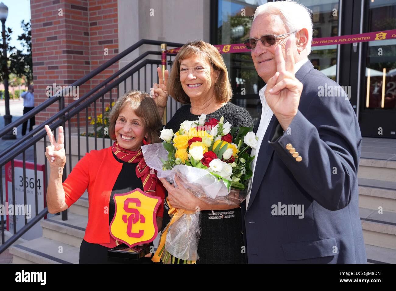 Carol Folt, présidente des Trojans de Californie du Sud, Janine Colich (au centre) et John Colich posent lors d'une cérémonie pour dédier la piste an de Colich Banque D'Images