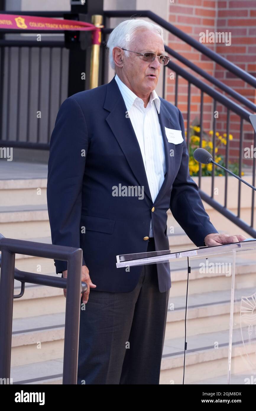 John Colich parle lors d'une cérémonie pour dédier le Colich Track and Field Center sur le campus de l'Université de Californie du Sud, vendredi, septembre Banque D'Images
