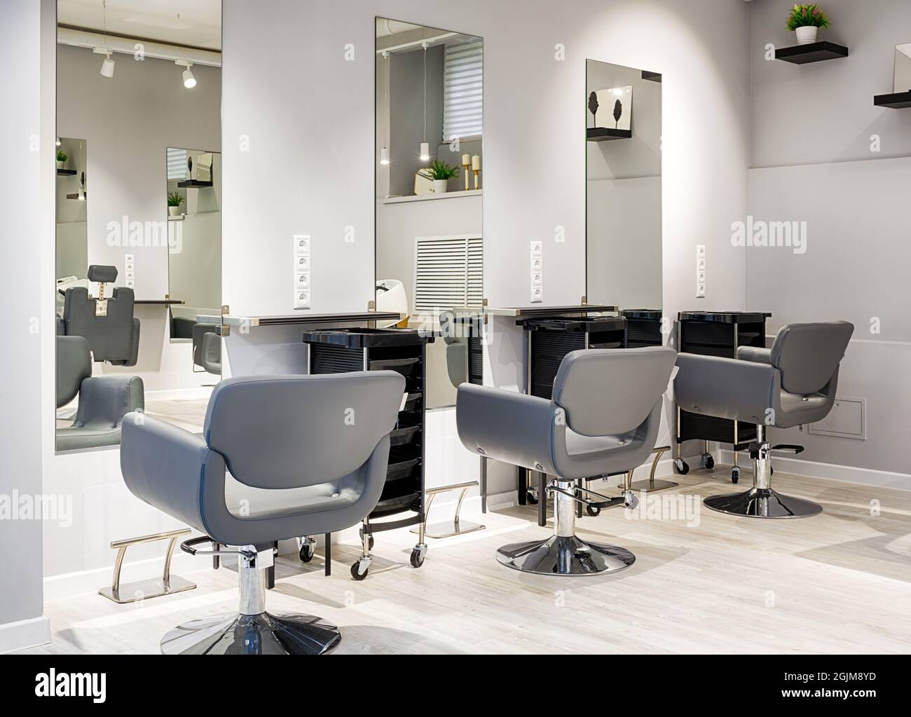 Salon de coiffure intérieur, magasin de beauté moderne après rénovation. Salon de coiffure intérieur vide avec miroirs et chaises en cuir. Salon de coiffure branché et propre avec Banque D'Images