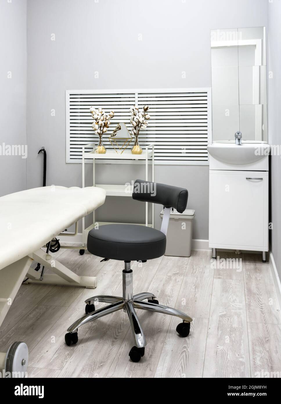 Salon de beauté intérieur, chambre moderne et propre avec lit de massage dans le spa ou le centre de bien-être. Dans un bureau de cosmétologie lumineux. Concept de service cosmétique, SH Banque D'Images