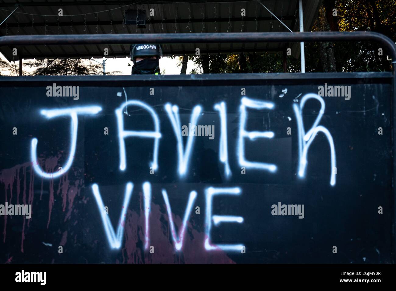 Bogota, Colombie. 10 septembre 2021. Les clôtures qui protègent le poste de police de Villa Luz CAI ont lu « Javier Lives » ont été des policiers torturés Javier Ordoñez le 9 septembre 2020, plus tard le même jour plusieurs postes de police ont été vandalisés et brûlés à la suite de la mort d'Ordoñez, et le nombre de morts de 12 autres personnes qui sont mortes de l'utilisation d'armes à feu par la police et de cas de brutalité la même nuit. Le 9 septembre 2021 à Bogota, Colombie. Crédit : long Visual Press/Alamy Live News Banque D'Images