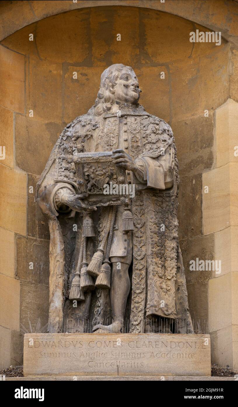 Sculpture d'Edward Hyde, 1er comte de Clarendon ornant une niche dans un mur du Clarendon Building, Université d'Oxford, Oxford, Angleterre, Royaume-Uni. Clarendon a été chancelier de l'Université d'Oxford de 1660 à 1667. Banque D'Images