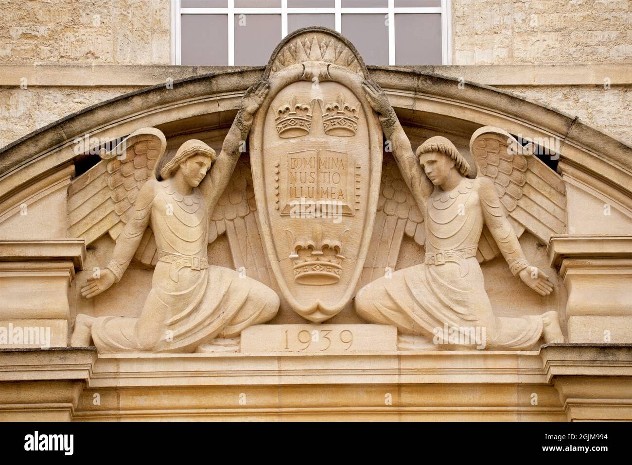 Décoration sculptée en pierre à l'extérieur du bâtiment de l'université, The Weston Library, University of Oxford, Oxford, Angleterre, Royaume-Uni. EN DATE DU 1939 OMINUS ILLUMINATIO MEA. Devise de l'université, le Seigneur est ma lumière Banque D'Images