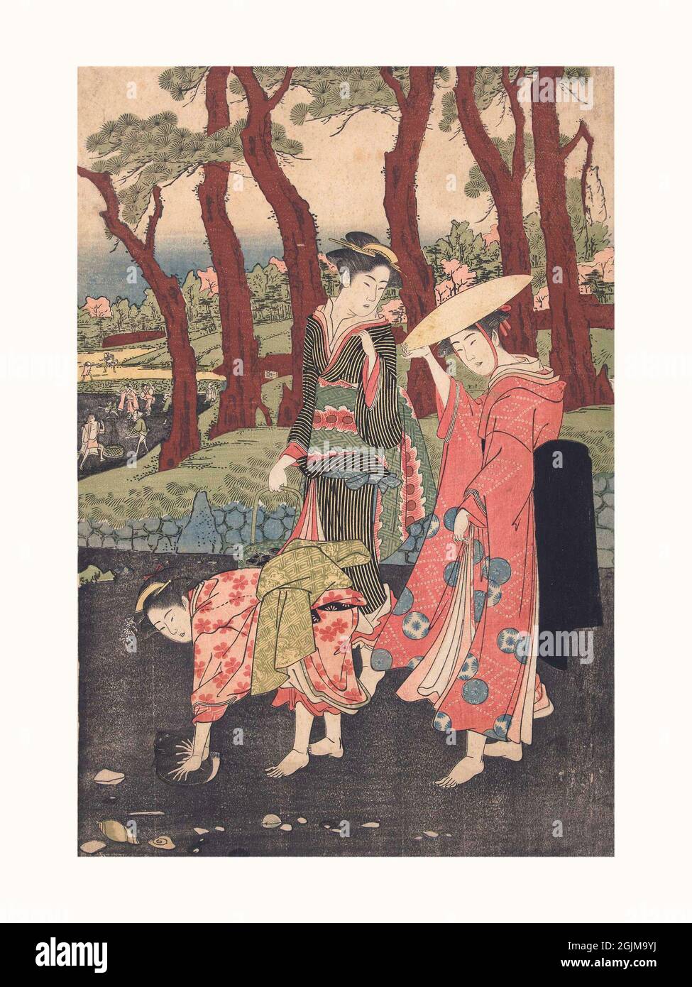 Illustration japonaise de coupe de bois optimisée numériquement au XVIIIe siècle : collecte de poissons et de coquillages à marée basse, trois femmes sur la plage ; une avec chapeau, la seconde portant un panier, et une troisième rame de poissons. Plusieurs coques au premier plan, des pins en arrière-plan. Banque D'Images
